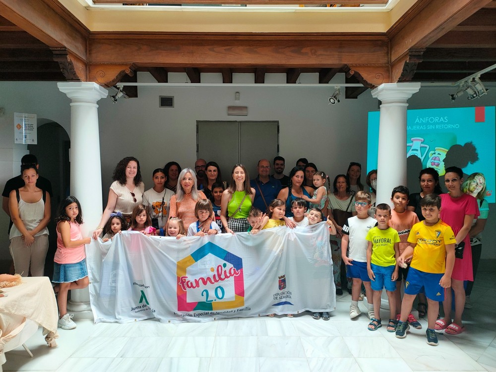 Una treintena de personas disfrutan de la actividad familiar ‘Ánforas, viajeras sin retorno’ en el Museo de Adra