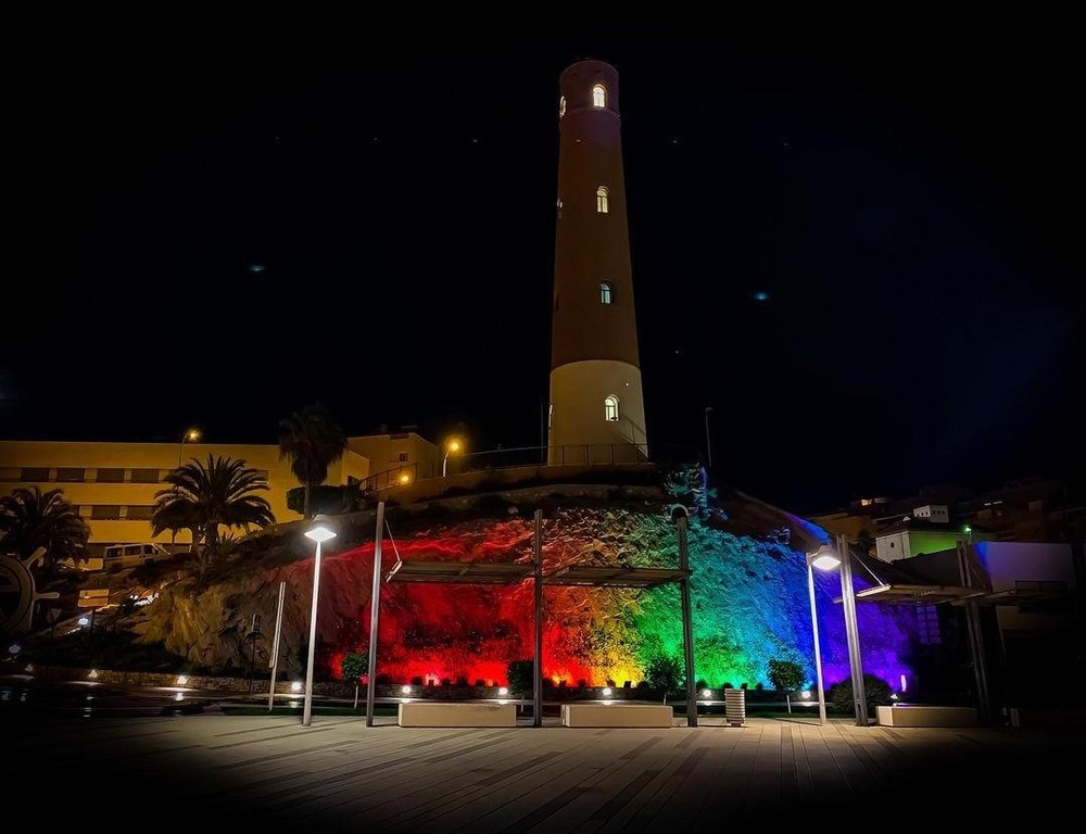 Adra se vuelve multicolor en apoyo al colectivo LGTBI en conmemoración del Día del Orgullo