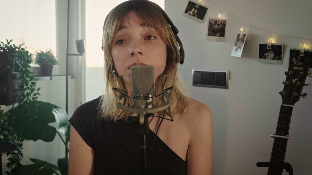 La cantante almeriense Lia presenta su nuevo single: por los dos