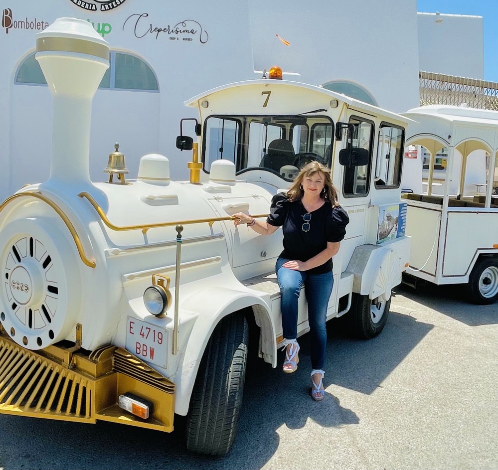 Un tren turístico recorre Almerimar durante los meses de verano para dar a conocer los rincones con más encanto