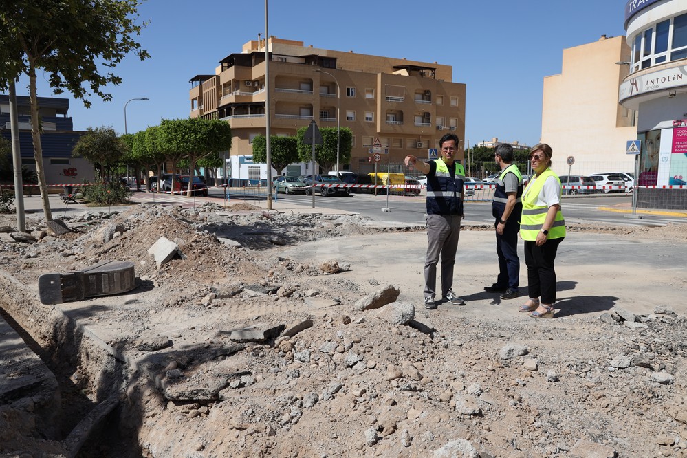 Arrancan las obras de construcción de la nueva rotonda en la Avd. Nicolás Salmerón con la calle Arquitecto Pérez de Arenaza