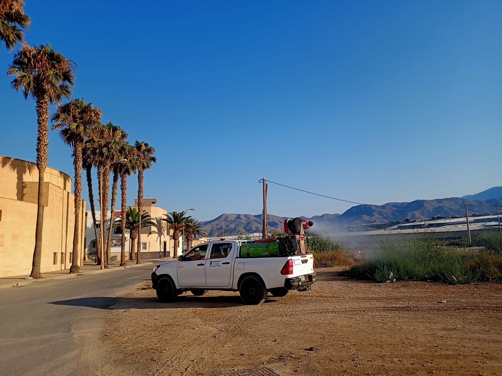 Continúan los tratamientos de control y erradicación de mosquitos en las zonas costeras de El Ejido