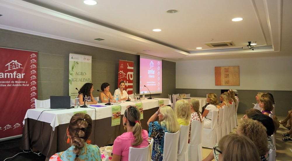 La edil de Servicios Sociales inaugura la jornada ‘Mujer: Igualdad y Nuevas Tecnologías’
