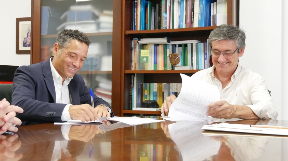 Manuel Cortés firma con Clece la prórroga del contrato de gestión de la Residencia Municipal