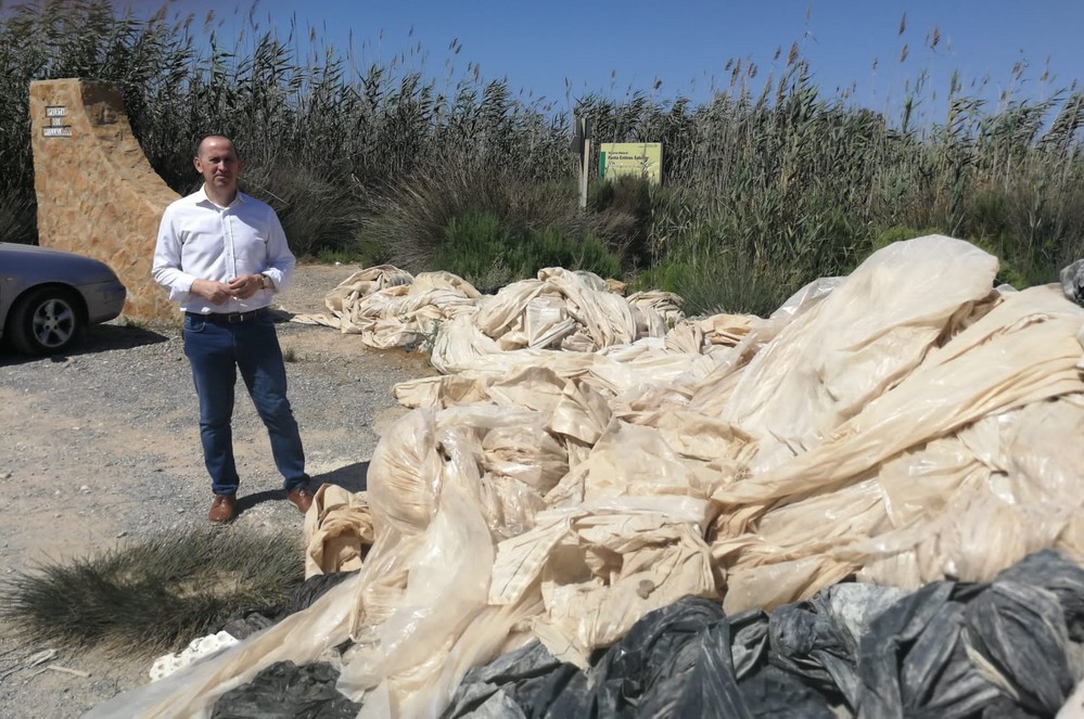 Ciudadanos El Ejido denuncia que la entrada a Punta Entinas Sabinar se ha convertido en un vertedero de plásticos y residuos agrícolas