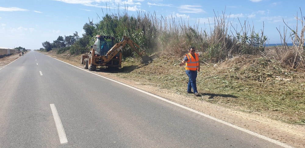 El Ayuntamiento intensifica las labores de limpieza y desbroce de cunetas de los caminos rurales para optimizar sus condiciones de uso