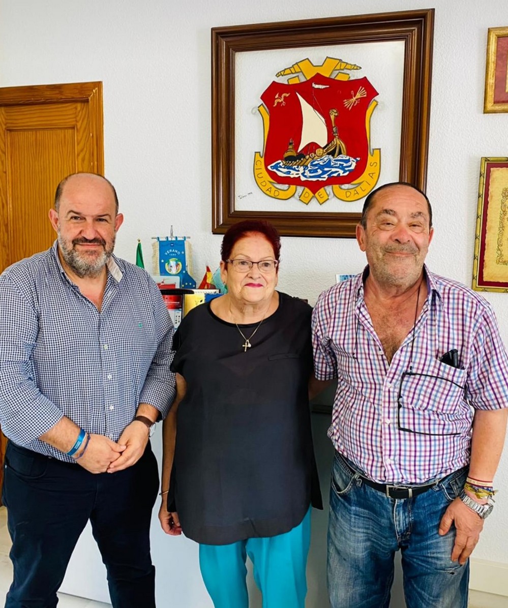 El alcalde de Dalías, Francisco Lirola, se reúne con la Asociación Amigos del Teatro
