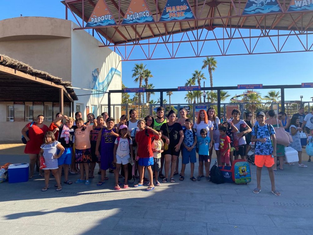 Jornada de convivencia de familias gitanas de Vícar en el parque acuático