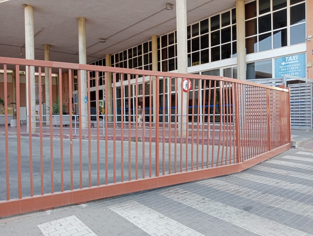 Una avería impide que los autobuses entren en la Estación de El Ejido