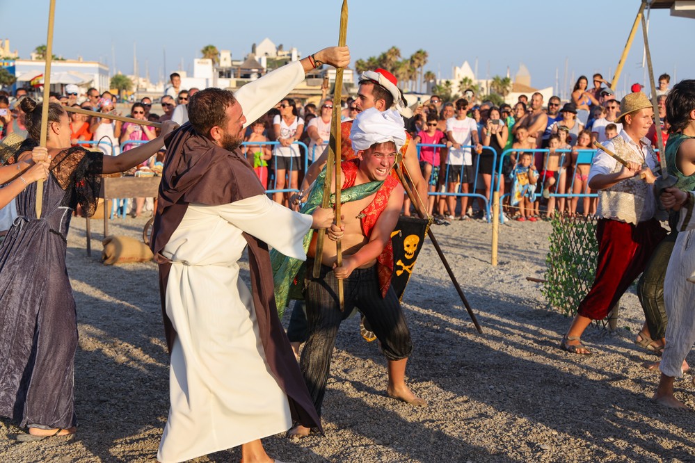 Almerimar recrea el Desembarco Pirata fechado en 1552 en las costas ejidenses