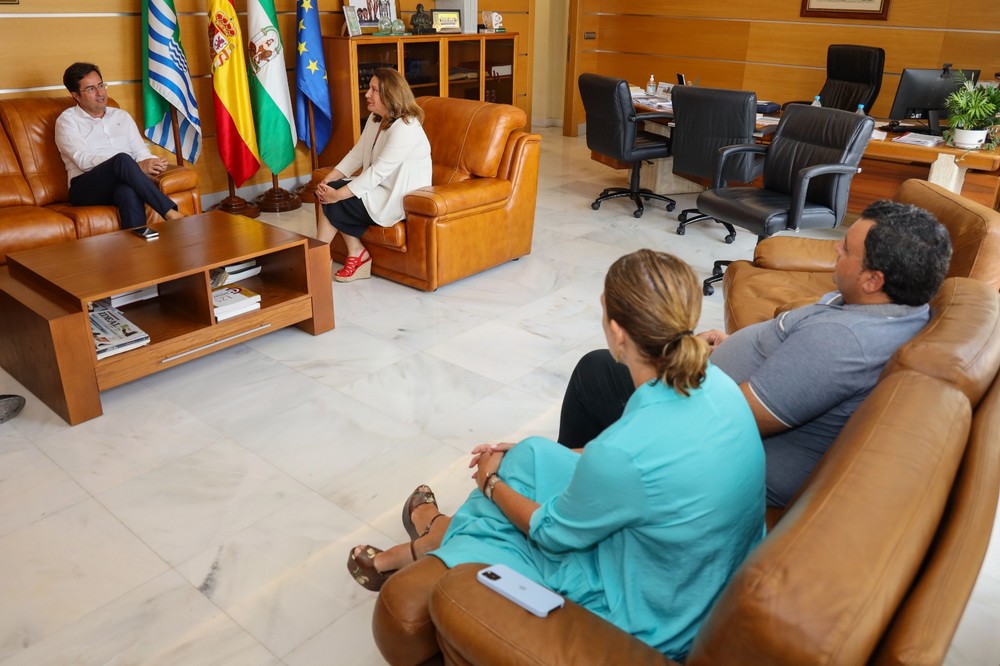 La consejera solicitará al Estado la bonificación del agua desalada para los municipios