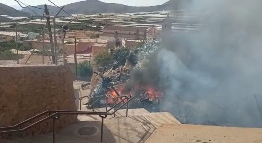 Aparatoso incendio de un invernadero abandonado en Celín