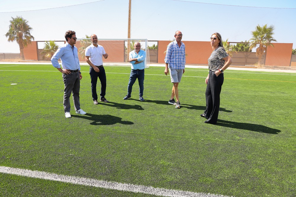 Finalizan los trabajos de instalación del nuevo césped artificial del campo de fútbol de Santa María del Águila