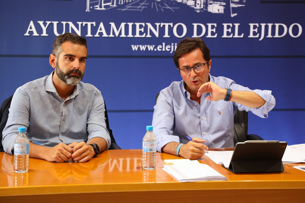 El consejero de Medio Ambiente se reúne con Góngora para avanzar en proyectos de desarrollo para El Ejido