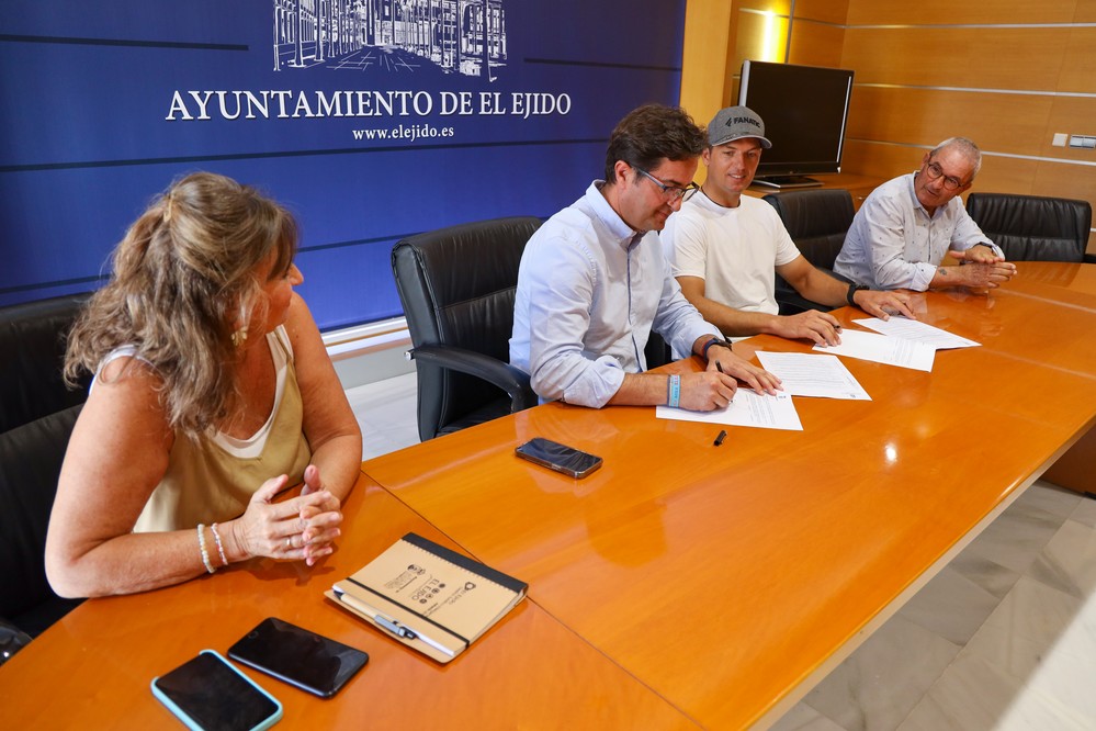 El Ejido seguirá llegando a todos los rincones del mundo gracias al convenio de patrocinio que el Ayuntamiento mantiene con Víctor Fernández