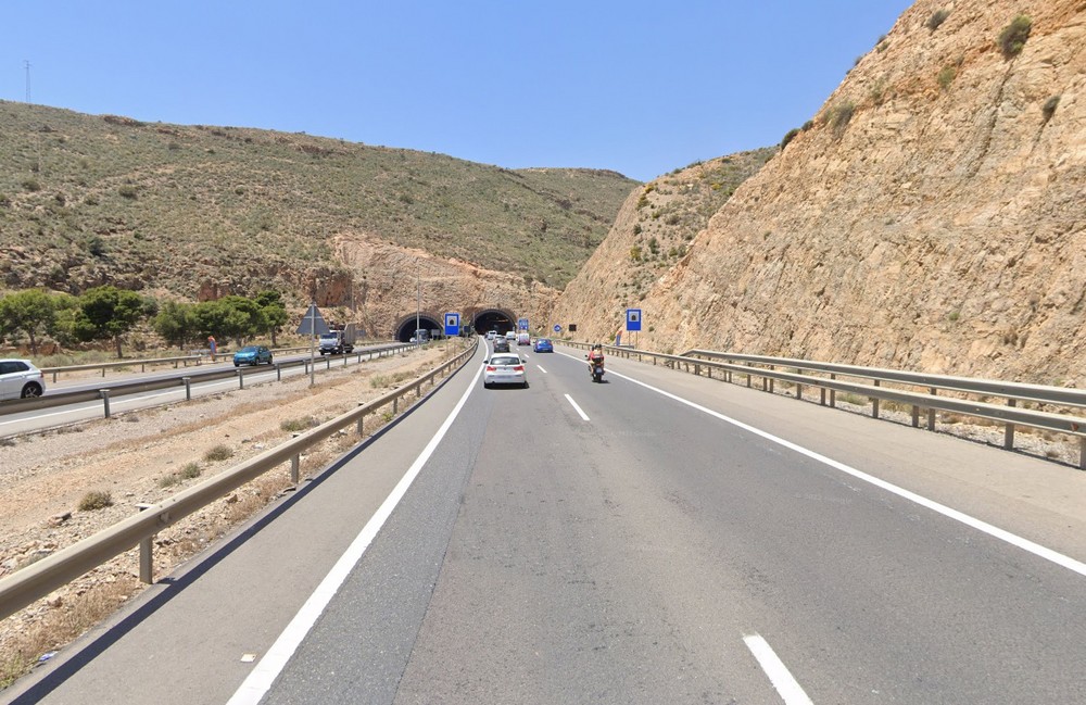 Muere un motorista y otro resulta herido grave en una caída en la A-7 en Roquetas