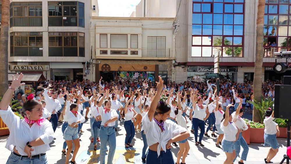 Adra inaugura la Feria de Mediodía con un flashmob