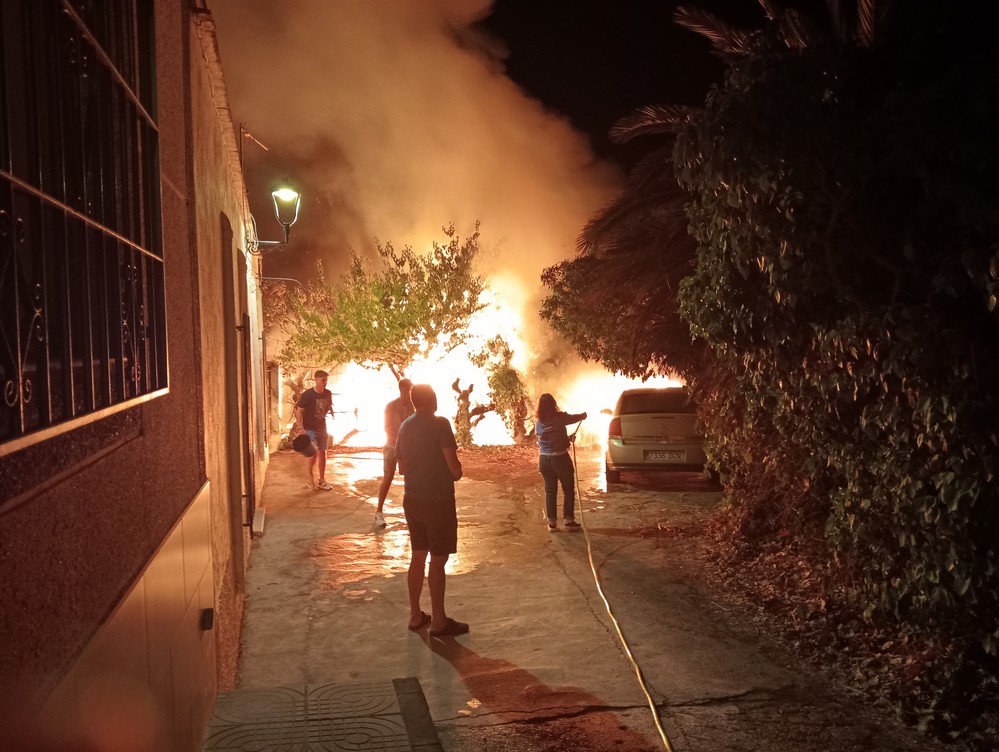 Complicado incendio en el centro de Dalías