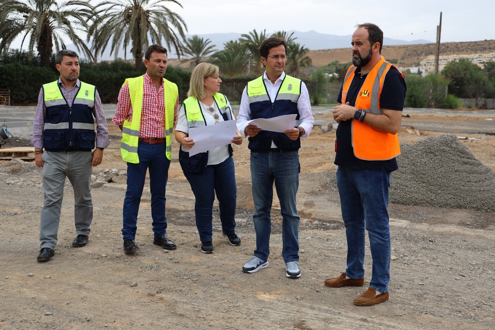La regeneración del pavimento y reforma del aparcamiento junto a la Pirámide de Almerimar incrementará el número de plazas