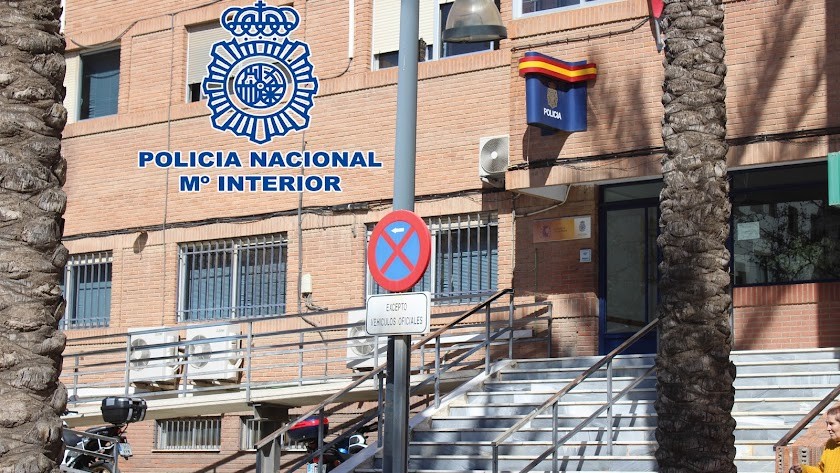 La Policía Nacional en El Ejido detiene a un hombre in fraganti robando en el interior de una vivienda