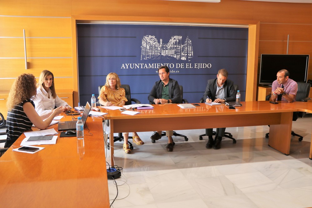 El alcalde de El Ejido se reúne el nuevo delegado de Inclusión Social, Juventud, Familias e Igualdad y la directora general de Dependencia