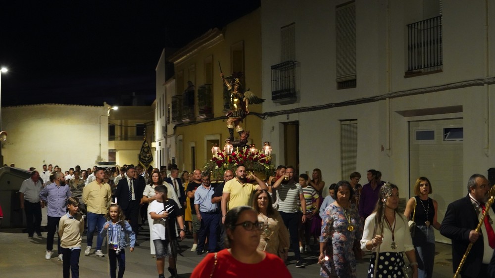 Los Cerrillos culmina sus fiestas con la procesión de San Miguel Arcángel