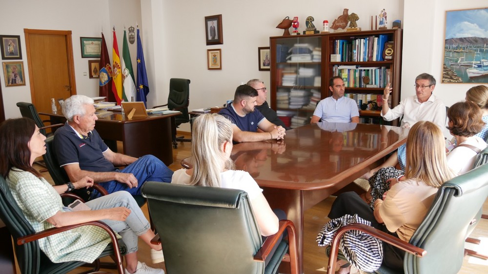 Manuel Cortés recibe a la nueva Junta de Gobierno de la Hermandad de la Virgen del Carmen