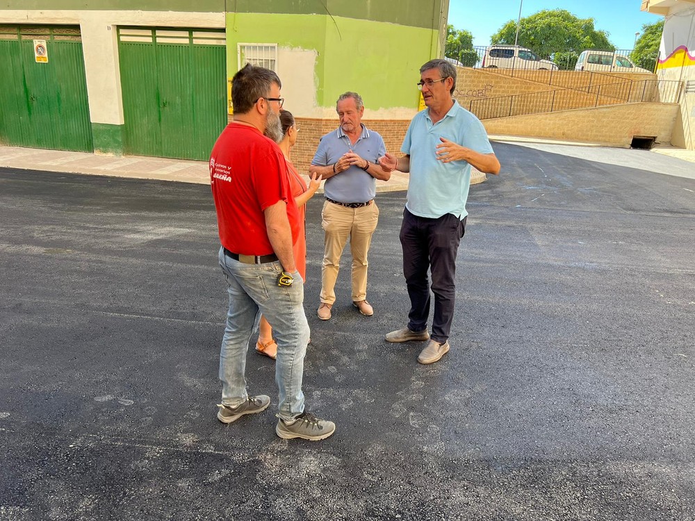 La calle Canarias de Adra luce mejor aspecto y seguridad vial tras recibir obras de mejora de acerado y asfalto