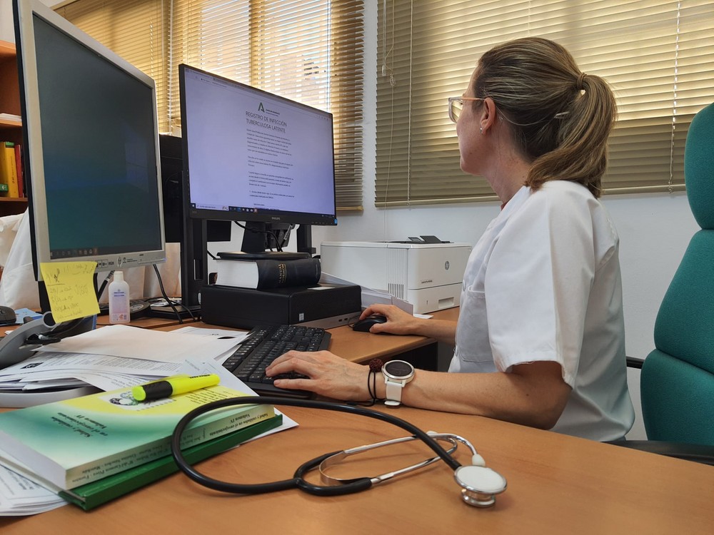 El Distrito Sanitario Poniente elabora una guía de acogida para profesionales y residentes
