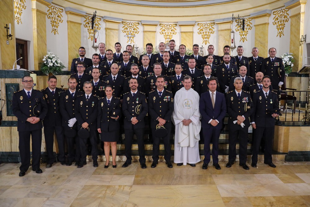 La Policía Nacional de El Ejido celebra la festividad de los Santos Ángeles Custodios con reconocimientos y condecoraciones