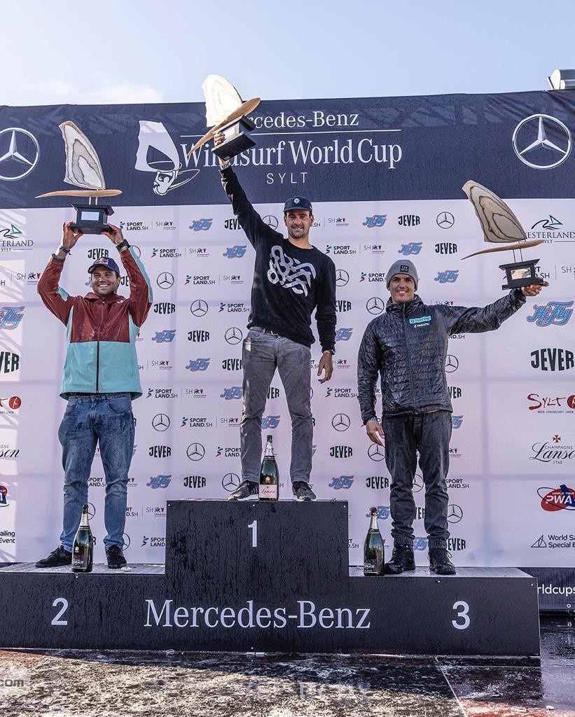 El ejidense Víctor Fernández no se baja del pódium en el Mundial de Windsurf
