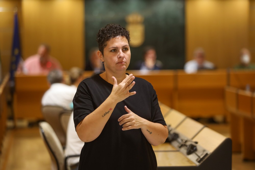 El pleno de El Ejido incorpora a dos intérpretes de lengua de signos para avanzar en accesibilidad universal