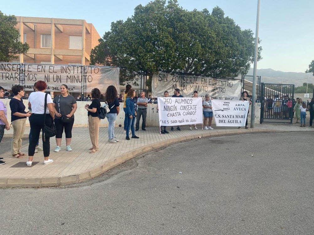 La comunidad escolar del IES Santa María del Águila urge a Educación a dotar al centro de al menos un conserje