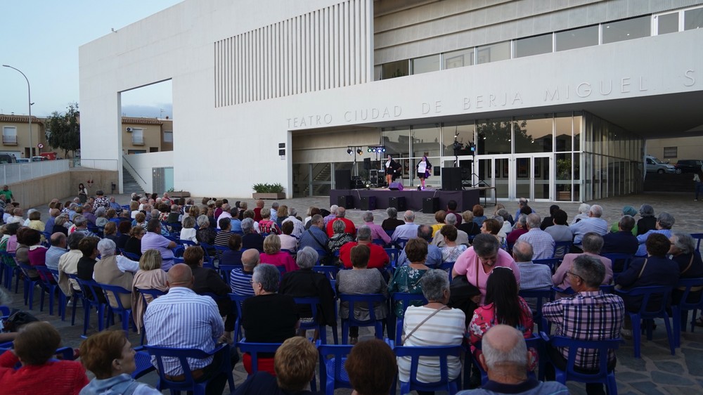 Los mayores de Berja celebran su día con una verbena en la Plaza del Teatro