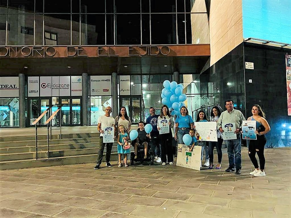 El Teatro Auditorio de El Ejido se ilumina de color azul turquesa por el Día Internacional de la Dislexia