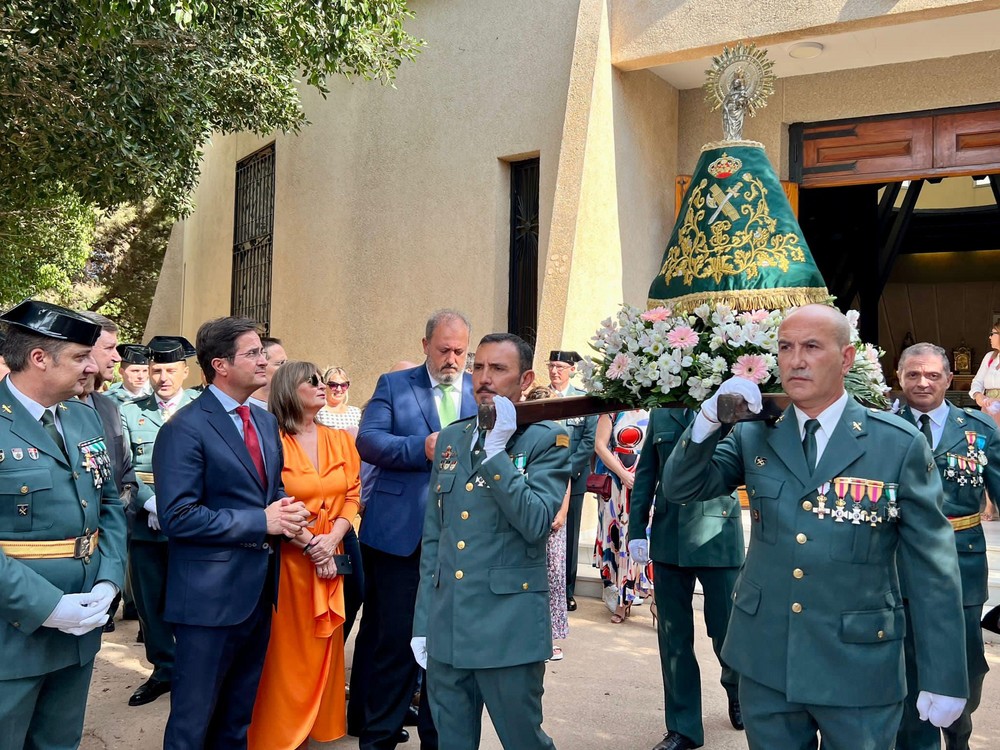 El barrio de Santo Domingo celebra una misa por la festividad del 12 de octubre y la Virgen del Pilar