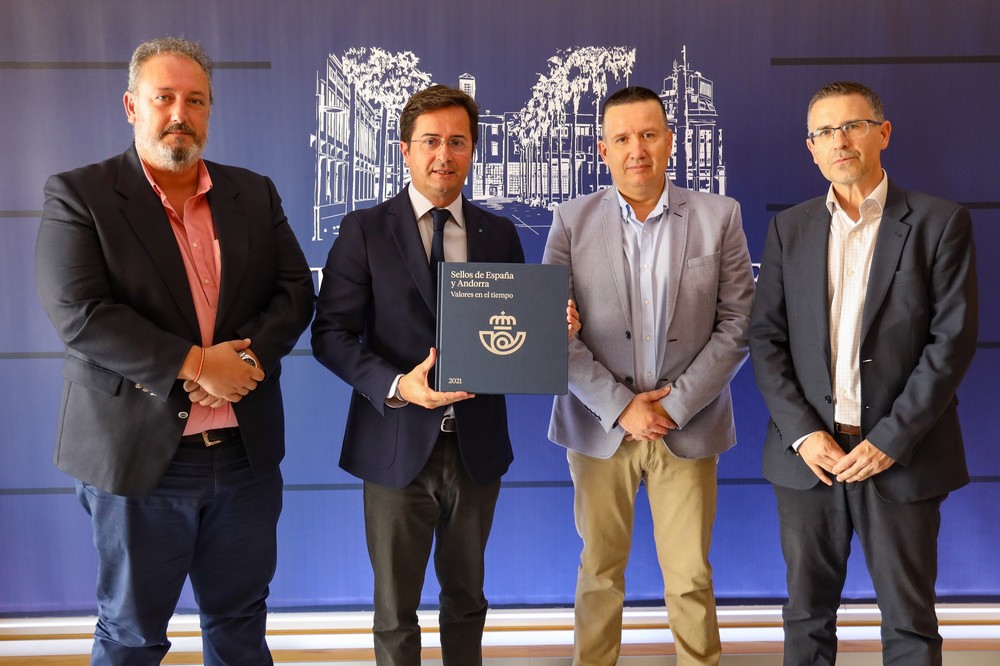 El Ayuntamiento y Correos firman un convenio para facilitar el pago de los tributos municipales en cualquier oficina postal