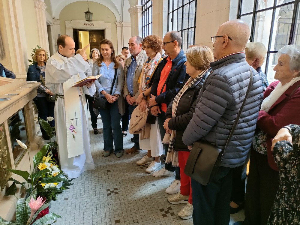 La Hermandad del Padre Rubio visita el sepulcro del santo