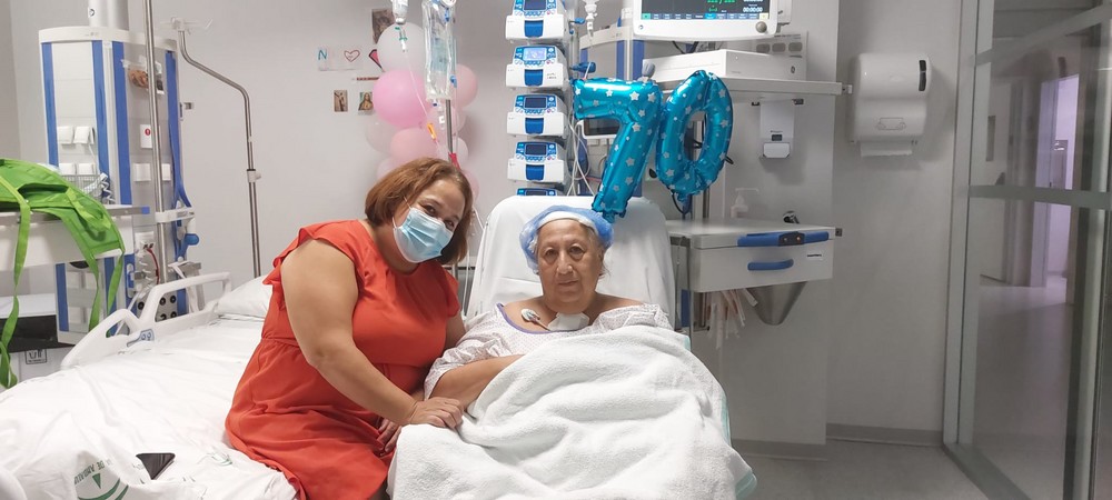 Profesionales del Hospital Universitario Poniente hacen posible que una paciente de UCI celebre su 70 cumpleaños