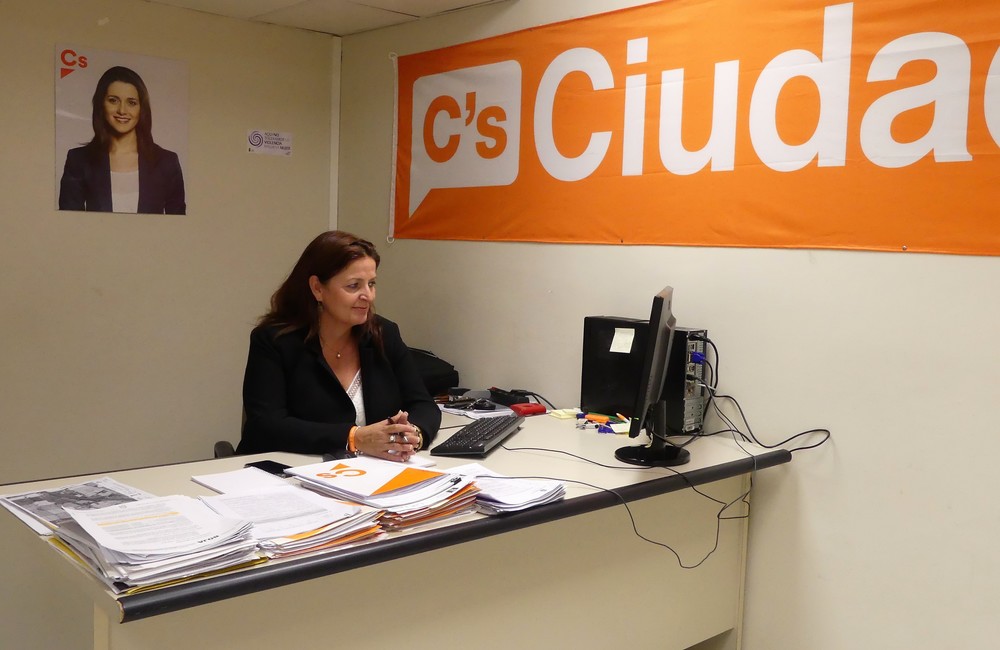 Cs solicita al equipo de Gobierno cursos gratuitos y permanentes en todos los núcleos para que los mayores sepan usar un smartphone