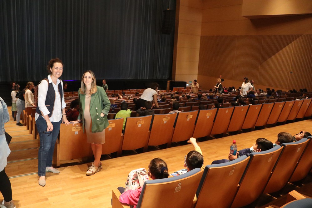 600 escolares se dan cita en el Teatro Auditorio para disfrutar de la obra de teatro infantil ‘Amores peces, el musical’
