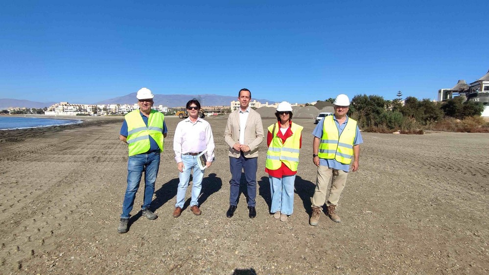 El subdelegado visita los trabajos para la nueva aportación de arena que recibirán las playas de Balerma