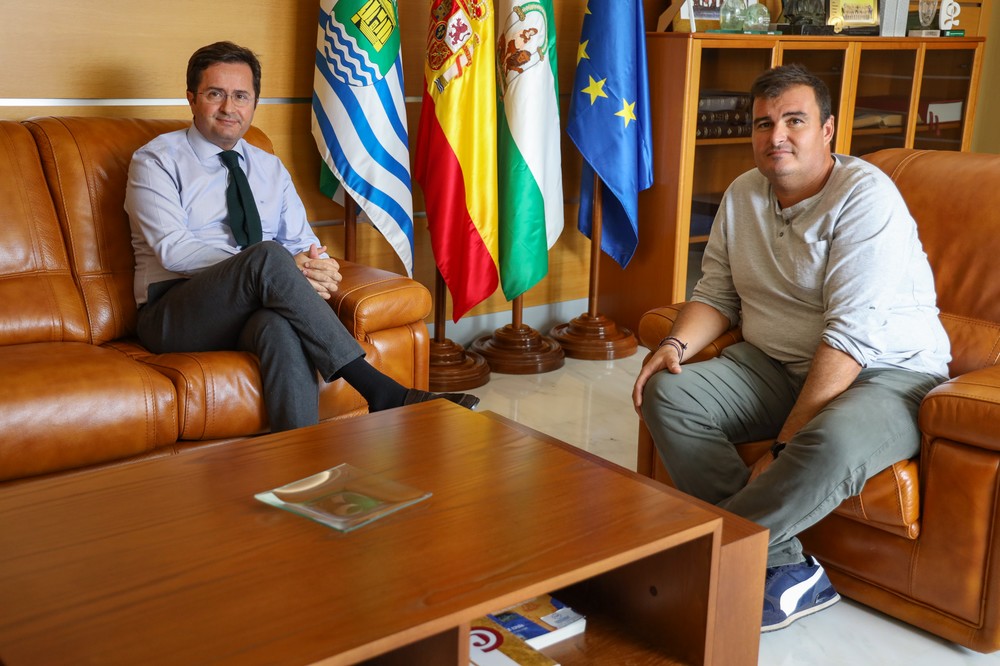 El alcalde recibe al nuevo Hermano Mayor de la Confradía de las Angustias y Santísimo Cristo de la Buena Muerte
