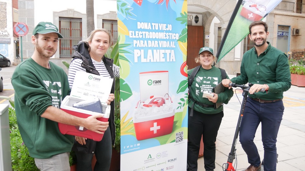 Adra acoge un punto informativo de la campaña ‘Dona Vida al Planeta’ de la mano de RAEE Almería