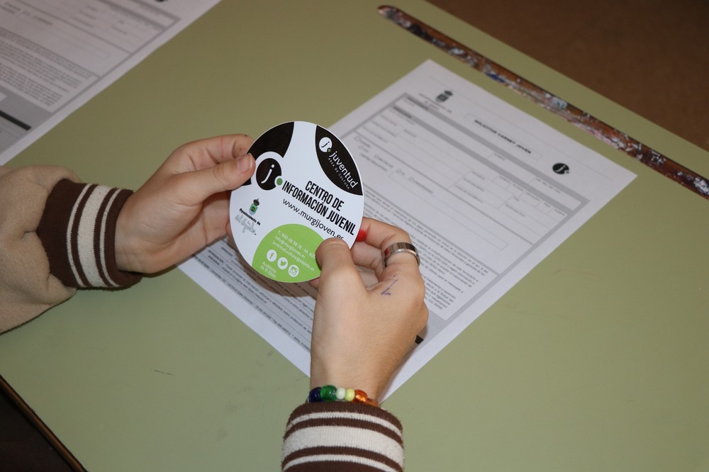 El Centro de Información Juvenil difunde entre más de 1.000 alumnos de secundaria las ventajas del carné joven municipal