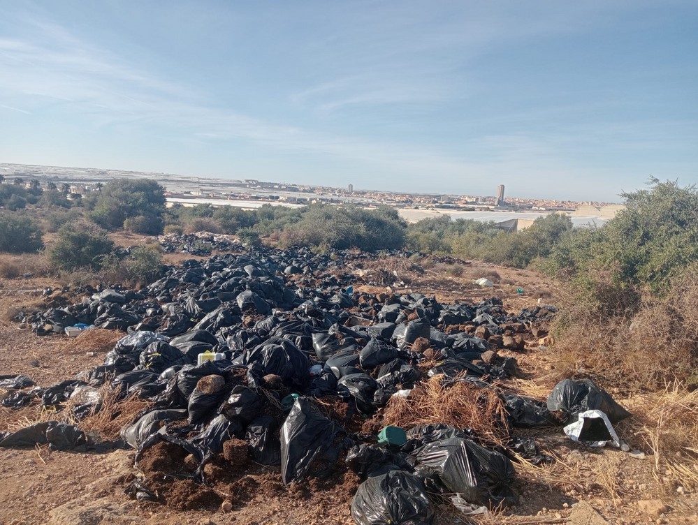 Vecinos denuncian la aparición masiva de residuos de un gran cultivo de marihuana en los alrededores de La Aldeílla