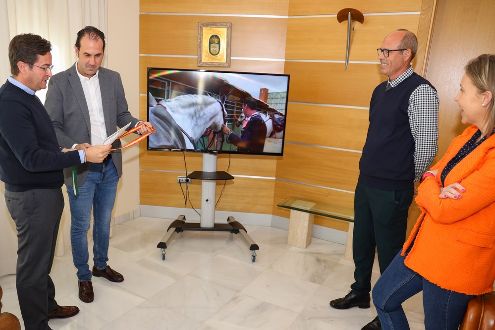 El alcalde recibe al jinete Juan José Rodríguez tras quedar segundo en el Campeonato del Mundo del Caballo PRE