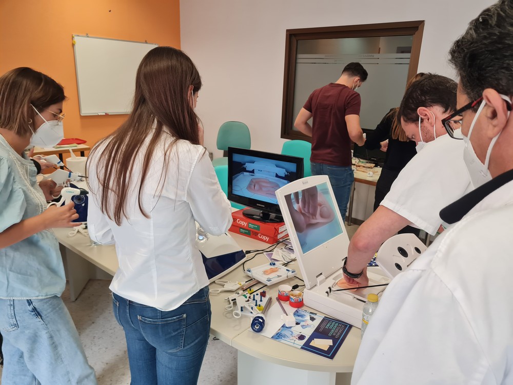 El Hospital Universitario Poniente forma a residentes de Ginecología en cirugía laparoscópica