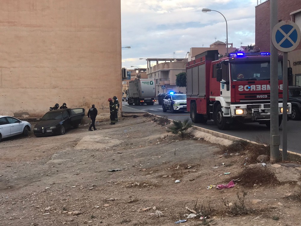 Arde un vehículo aparcado en la calle Linares de Santa María del Águila