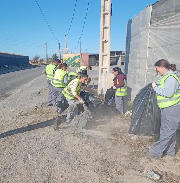 El Ayuntamiento refuerza los trabajos de limpieza en los márgenes y en las cunetas de los caminos rurales